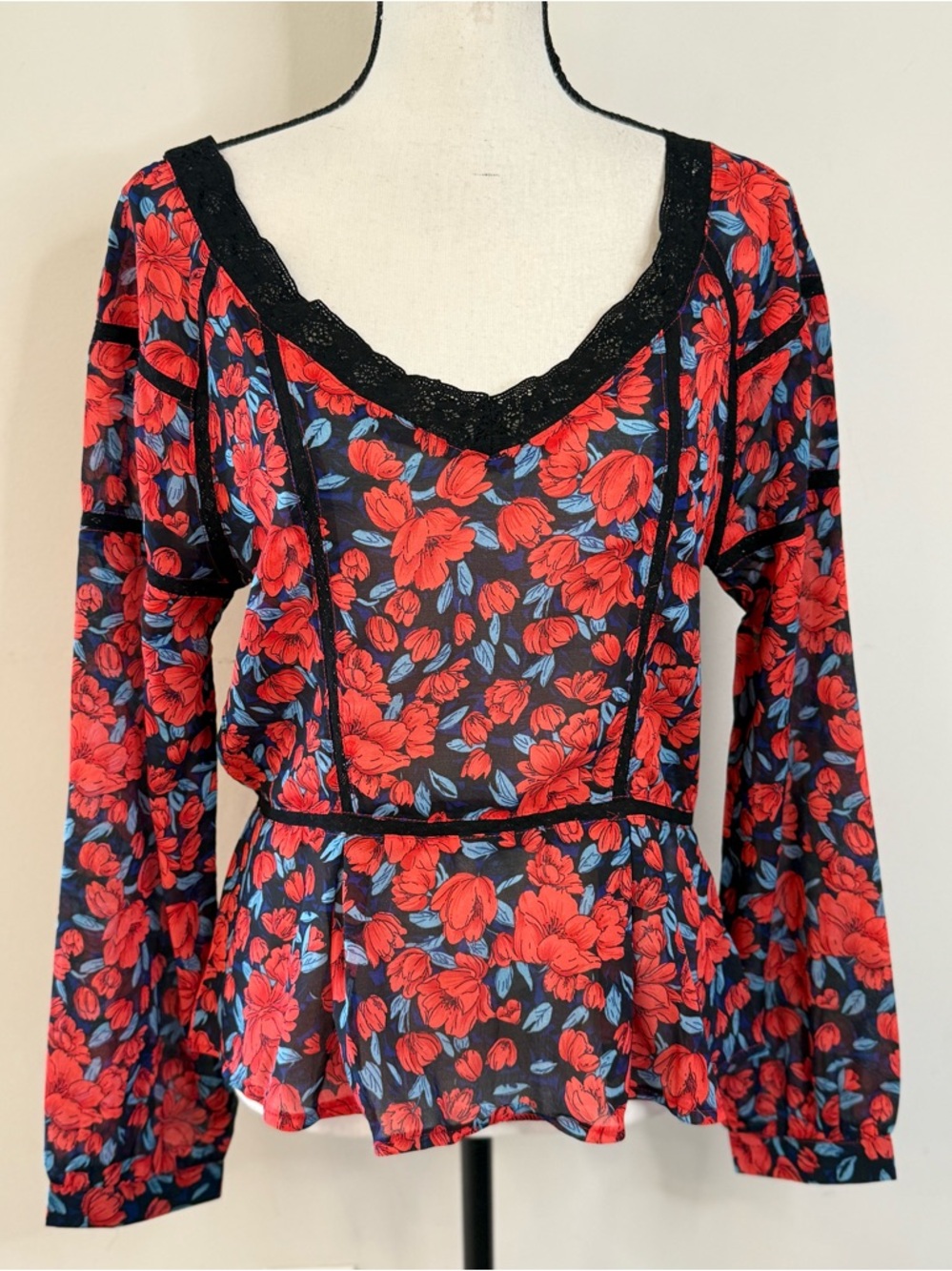 Roly Poly chic top red blue floral & lace V neck long sleeve SZ M